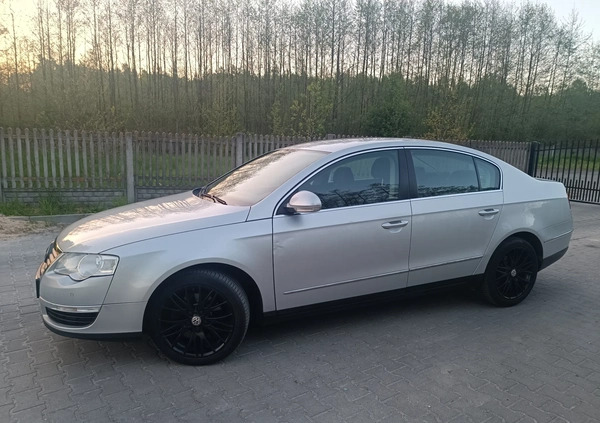 Volkswagen Passat cena 18500 przebieg: 301700, rok produkcji 2009 z Brzostek małe 92